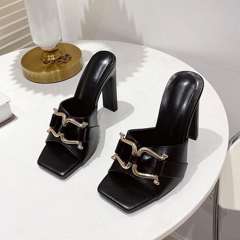Designer-Sandalen mit Metallkette
