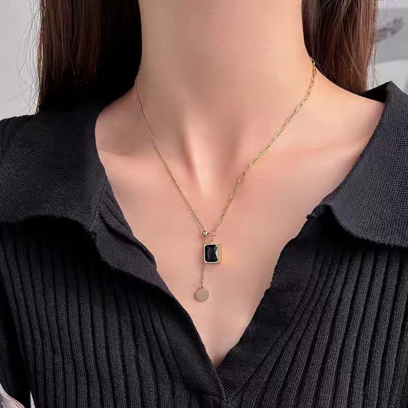 Collier carré avec pierres précieuses noires